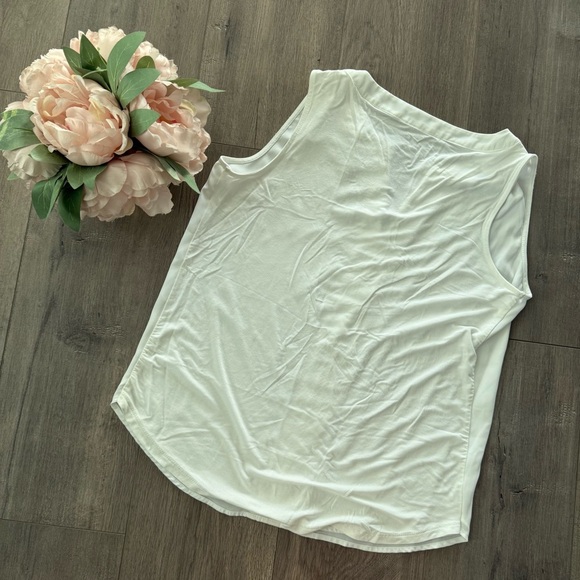 ❄️5 for $20❄️ New York & Company White V Neck Sleeveless Blouse - Picture 2 of 3